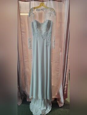 Elegant White Lace Appliqué Long Sleeve Wedding Dress